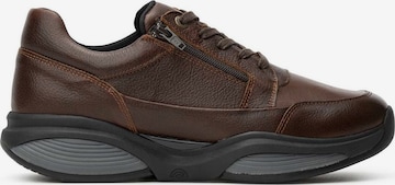 Chaussure à lacets 'Sneaker Low Herren 30076.3/334-JX Echtleder in braun' Xsensible en marron : devant