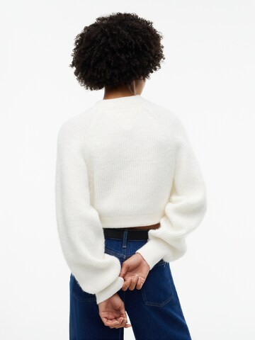 Pull-over Tommy Jeans en blanc