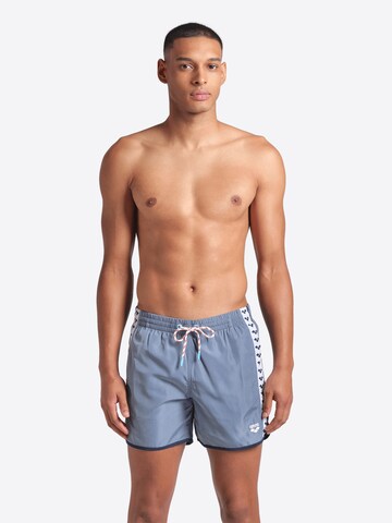 Pantaloncini da bagno 'TEAM STRIPE' di ARENA in grigio
