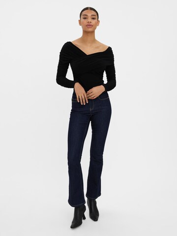 Vero Moda Petite Flared Jeans 'PEACHY' in Blau