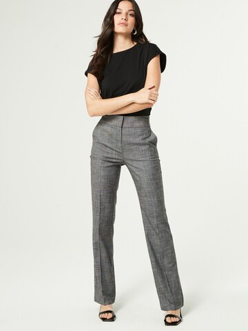 Bootcut Pantalon 'Edle' Next en gris : devant