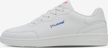 Baskets basses Hummel en blanc : devant