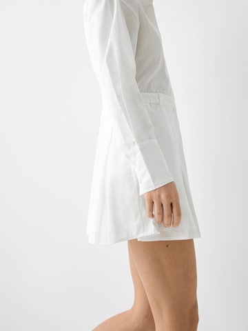 Bershka Košilové šaty – bílá