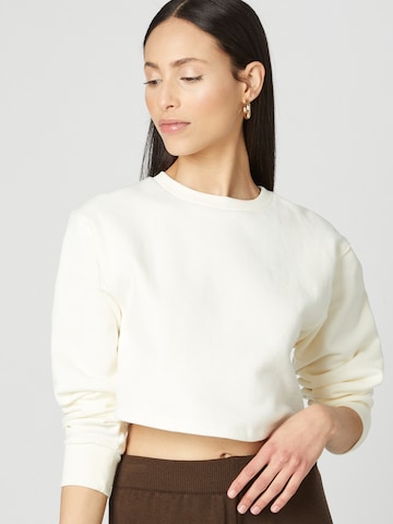 Liz Kaeber Sweatshirt in White: front