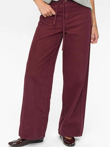 Wide leg Jeans ' NUBROOKLYN SOLID ' di NÜMPH in rosso: frontale