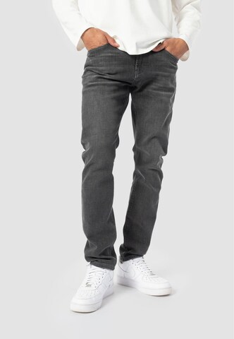 Regular Jean 'Dave' Elias Rumelis en gris : devant