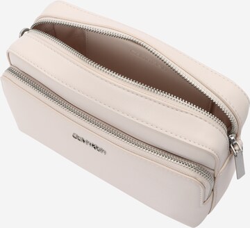 Calvin Klein Skuldertaske i beige