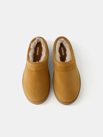 Bershka Slipper in Beige