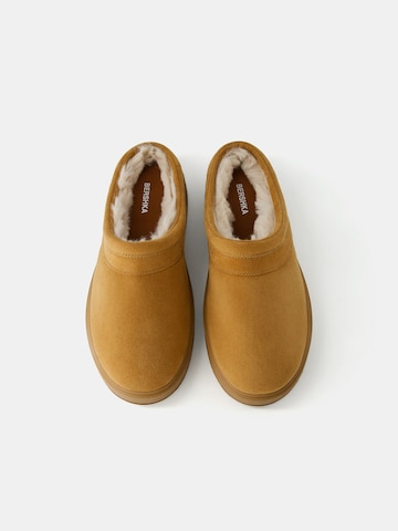 Bershka Slipper in Beige