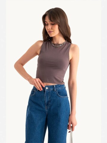 Hiccup Top in Bruin: voorkant