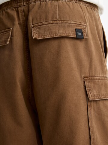 Pull&Bear Regularen Kargo hlače | rjava barva