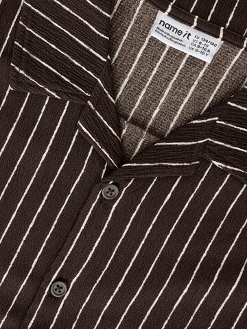 NAME IT - Ajuste regular Camisa en marrón