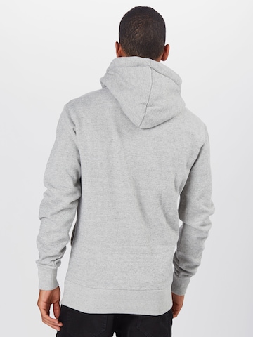 Superdry Regular Fit Sweatshirt i grå