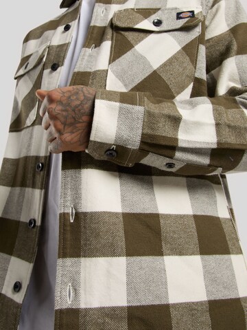 DICKIES Comfort Fit Skjorta 'SACRAMENTO' i grön