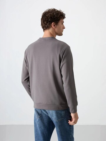 Tommy Life Sweatshirt in Grey