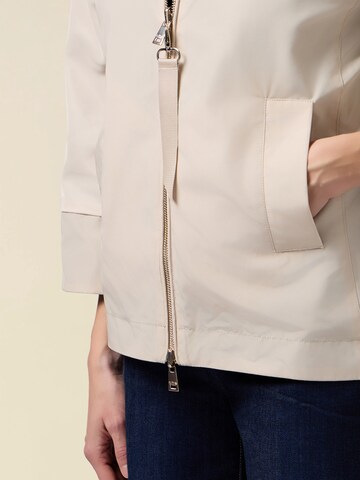 Cappotto invernale di oltre in beige