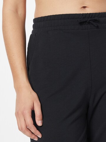 Effilé Pantalon de sport NIKE en noir