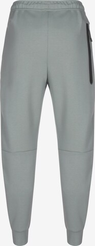 Tapered Pantaloni sportivi di Nike Sportswear in verde