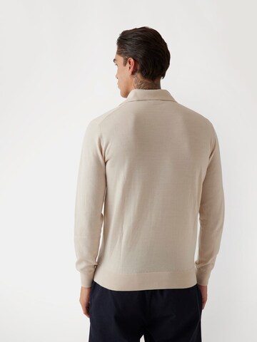 GUESS Sweater in Beige