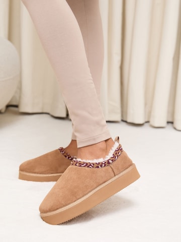 Lipsy - Pantufa em castanho