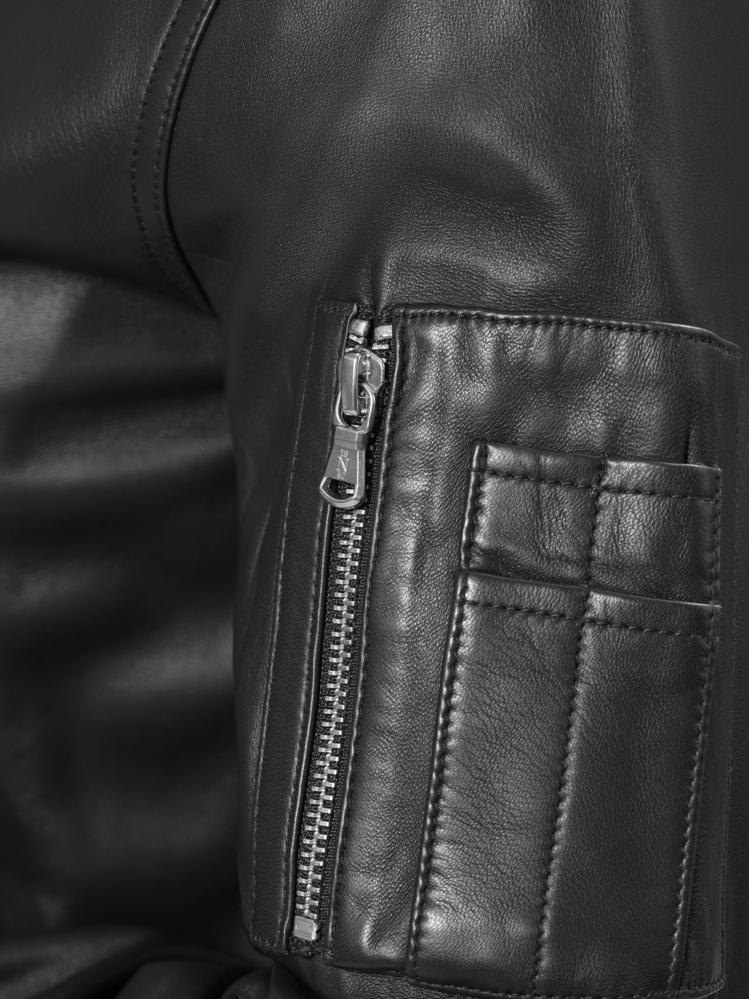 18N62 Between-Season Jacket 'NEGil' in Black