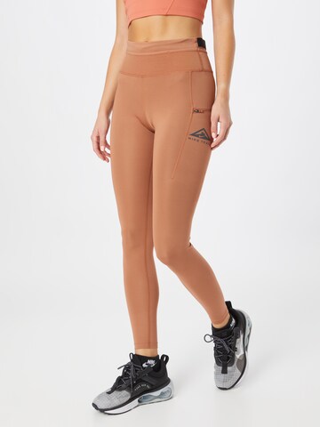 Skinny Pantalon de sport NIKE en marron : devant