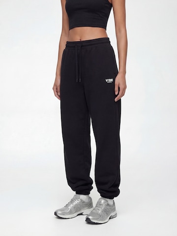 V!BE STUD!OS Конический (Tapered) Штаны в Черный: спереди