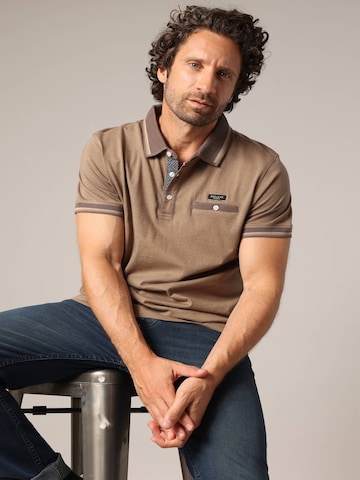 T-Shirt 'Drex' Deeluxe en marron : devant