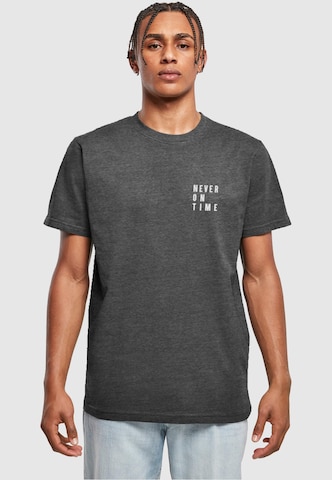 Merchcode Shirt 'Never On Time' in Grau: predná strana