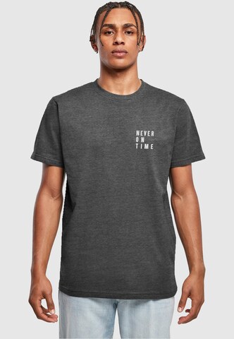 T-Shirt 'Never On Time' Merchcode en gris : devant