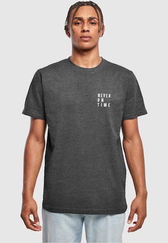 Tricou 'Never On Time' de la Merchcode pe gri: față