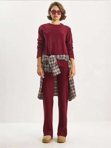 Completo pantalone di Bianco Lucci in rosso