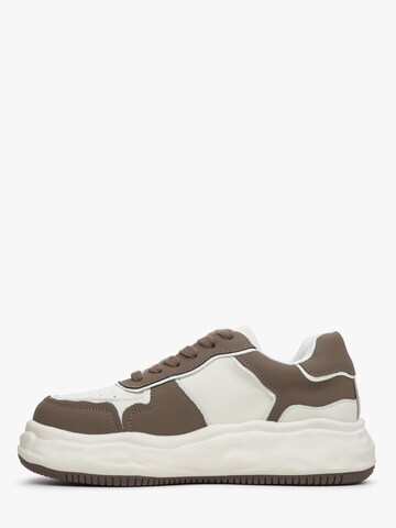 Estro Sneakers laag '3002' in Bruin