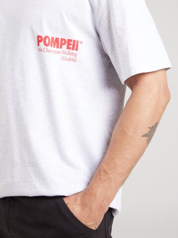 Maglietta 'UNTALENTED' di POMPEII in grigio