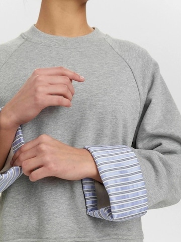 NÜMPH Collegepaita 'NUZARI' värissä harmaa