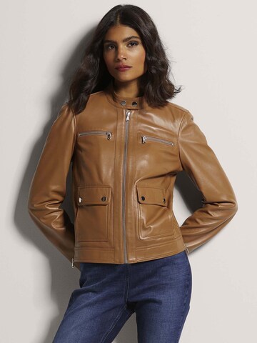 Veste mi-saison MADELEINE en marron : devant
