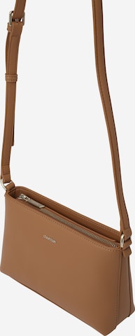 Calvin Klein - Bolso de hombro 'Must' en marrón: frente