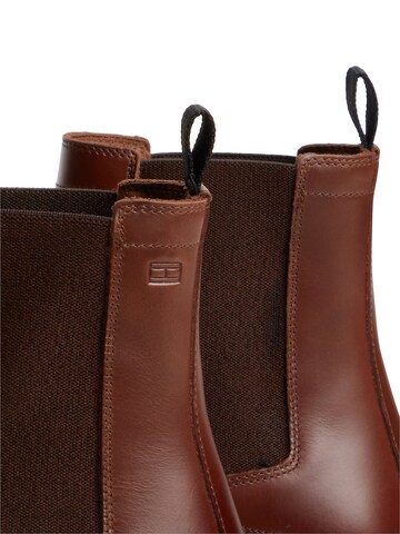 TOMMY HILFIGER Chelsea Boots in Braun