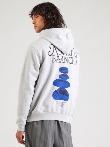 Woodbird Sweatshirt 'Pacs Balance' i grå: forside
