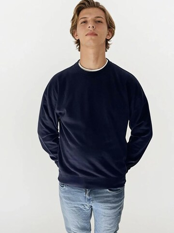 A Question Of (AQO) Sweatshirt 'Johannes' i blå: forside