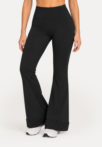 Smilodox Slimfit Schlagleggings ' Lithara Solid ' in Schwarz: Vorderseite