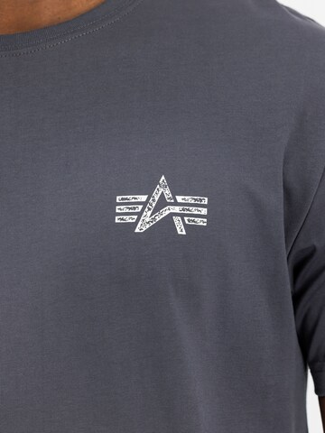 ALPHA INDUSTRIES T-shirt i grå