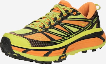 Sneaker bassa 'Mafate Speed 2' di HOKA in arancione: frontale