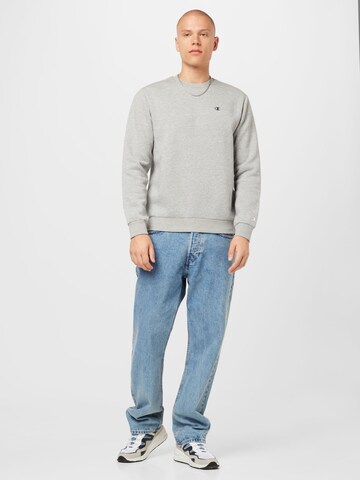 Champion Authentic Athletic Apparel Sweatshirt in Grau