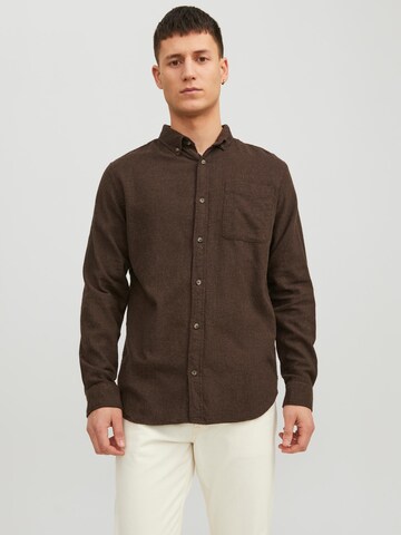 JACK & JONES - Ajuste estrecho Camisa 'Classic' en marrón: frente