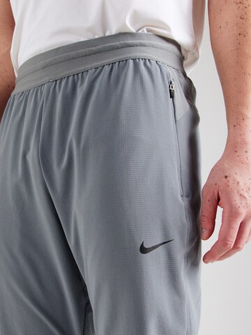 NIKE - regular Pantalón deportivo 'Flex Rep' en gris
