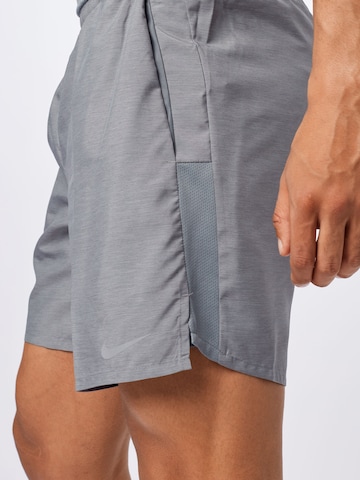 regular Pantaloni sportivi 'Challenger' di NIKE in grigio