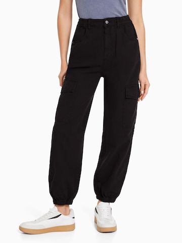 Tapered Pantaloni cu buzunare de la Bershka pe negru: față