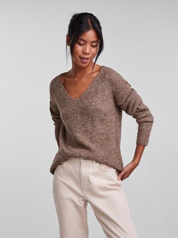 PIECES - Pullover 'Ellen' em castanho: frente