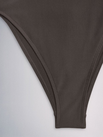 The Set T-shirt Badpak in Bruin